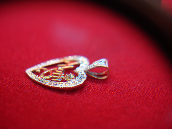 10K White & Yellow Gold'MOM' Heart Pendant - Petite & Elegant Gift for Mom