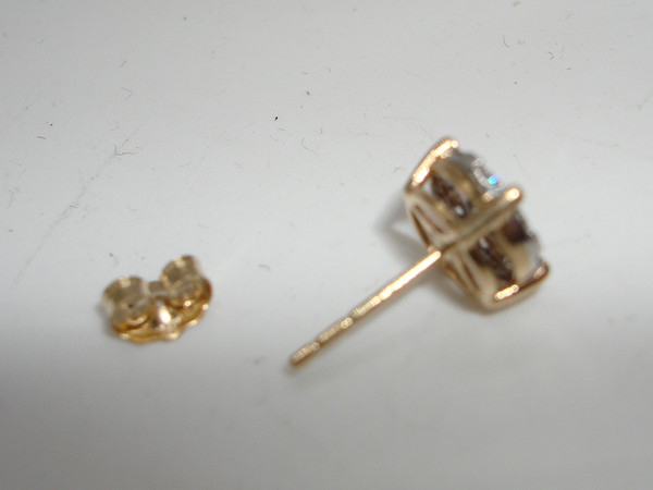 10K Gold Single Stud Diamond Earring - 30pt Brilliant Sparkling SI2