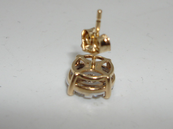 10K Gold Single Stud Diamond Earring - 30pt Brilliant Sparkling SI2