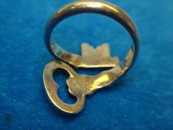 Vintage Avon Sterling Silver Key Ring (Size 6 1/2) - Excellent Condition