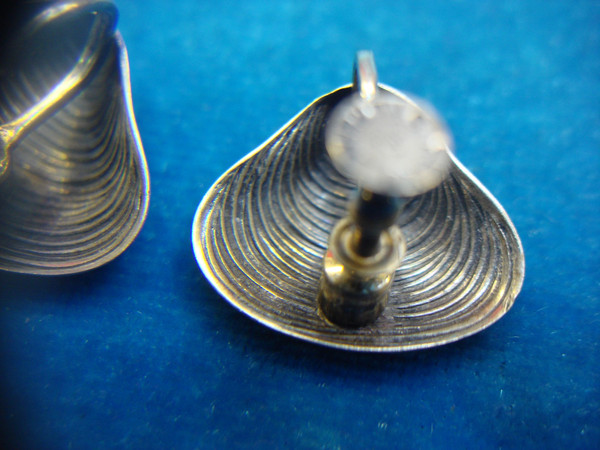 Vintage Beau Sterling Screw-Back Shell Earrings - Unique Pre-Owned Find