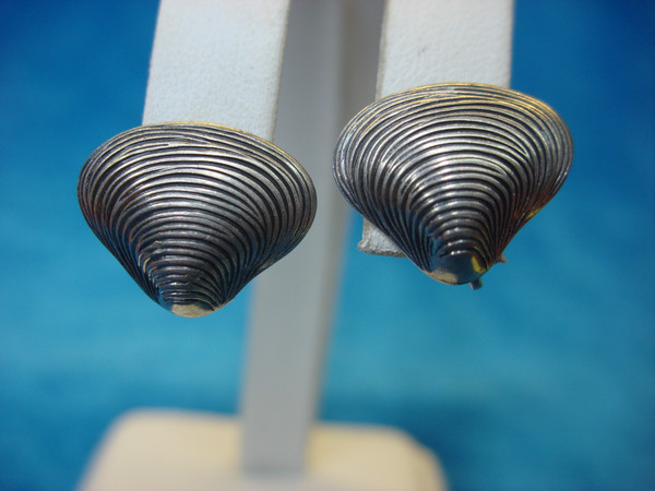 Vintage Beau Sterling Screw-Back Shell Earrings - Unique Pre-Owned Find