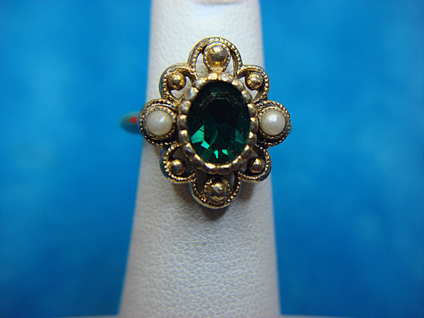 Vintage 1976 Avon Versailles Ring - Retired Jewelry, Size 4-5 (Nice Condition)
