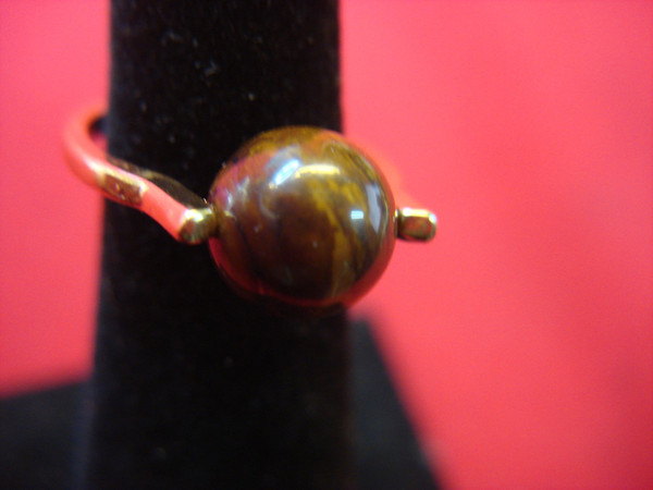 Gold Tone Ring with Unique Mottled Glass Ball - Size 5, Excellent Condition