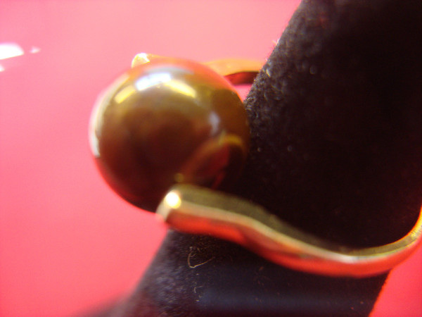 Gold Tone Ring with Unique Mottled Glass Ball - Size 5, Excellent Condition