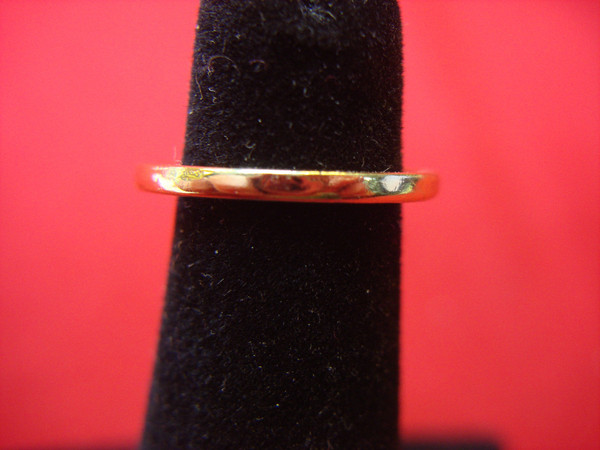 Gold Tone Ring with Unique Mottled Glass Ball - Size 5, Excellent Condition