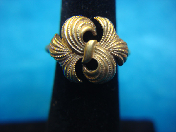 Avon Gold Tone Bow Ring - Adjustable Size 4-7.5 - Pre-Owned