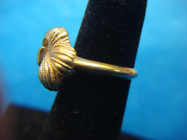 Avon Gold Tone Bow Ring - Adjustable Size 4-7.5 - Pre-Owned