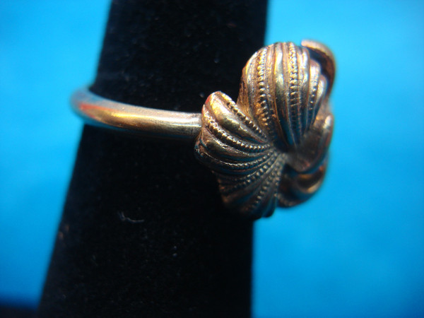 Avon Gold Tone Bow Ring - Adjustable Size 4-7.5 - Pre-Owned