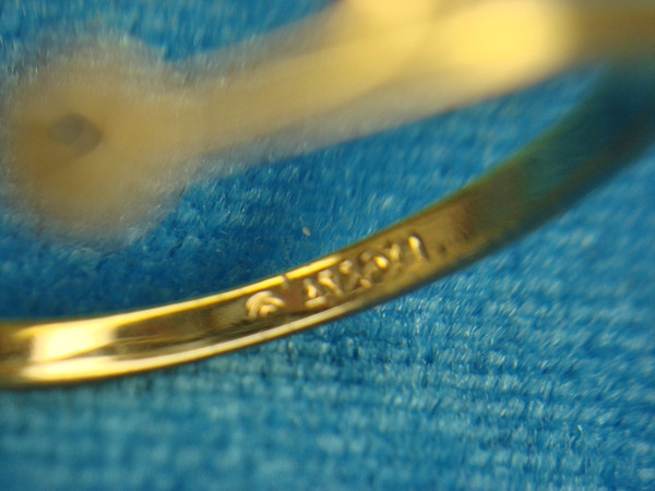 Vintage Avon Mod Gold Tone Ring with Sparkling Accent - Size 9