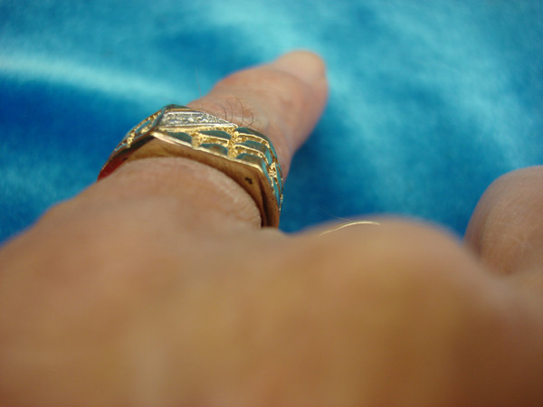 Avon Gold Tone Ring w/ Genuine Accent Diamond - Size 7 3/4, Pre-Owned