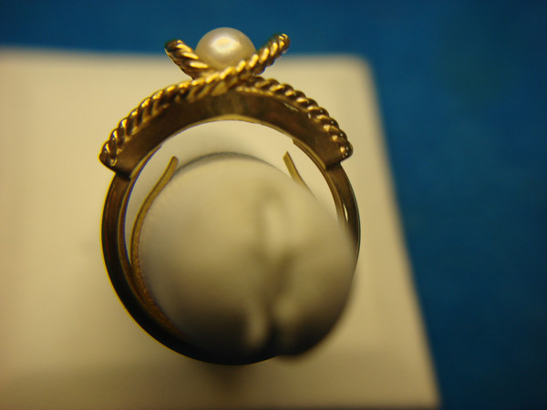 Avon Gold Tone Ring with Faux Pearl & Fancy Setting (Sizes 4-6) - Elegant & Adjustable