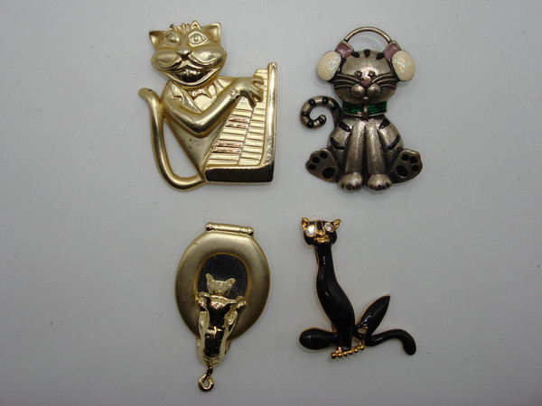 Vintage Cat Pins & Earrings Set (1970s) - Adorable Feline Jewelry