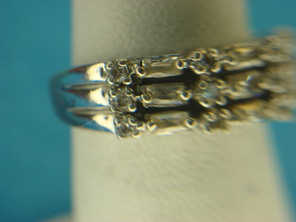 Avon Silver Tone Ring with Sparkling Brilliants (Size 6) - Excellent Condition