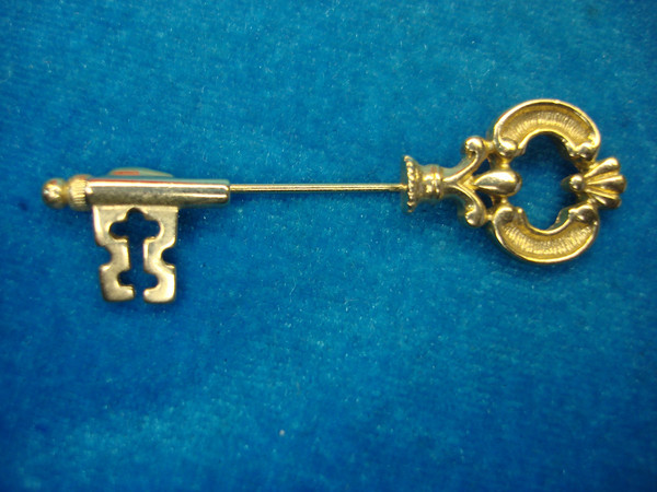 Vintage Avon Key Stickpin - Gold Tone Fashion Jewelry (2 1/4