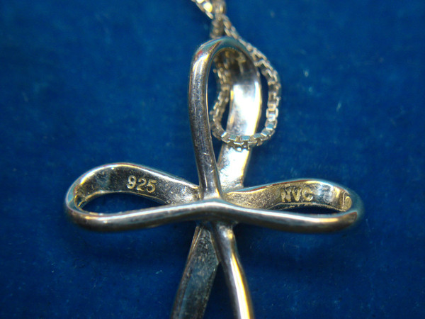Modern Sterling Silver Cross Pendant & Chain (18