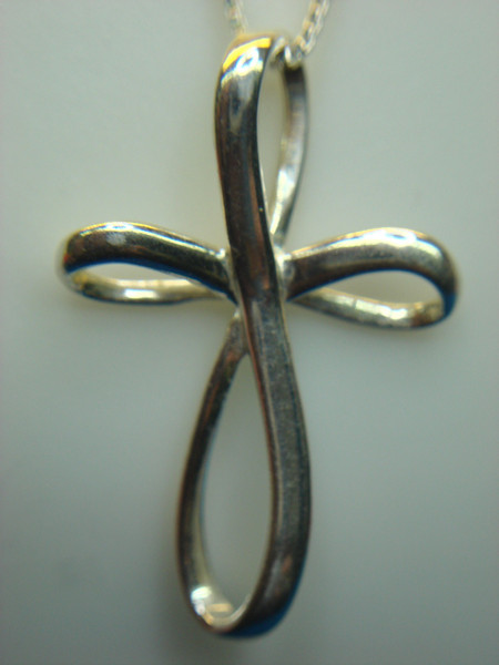 Modern Sterling Silver Cross Pendant & Chain (18