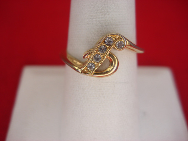 Avon Gold Tone Ring with Clear Stones, Size 8 - Pre-Owned, Excellent Condition