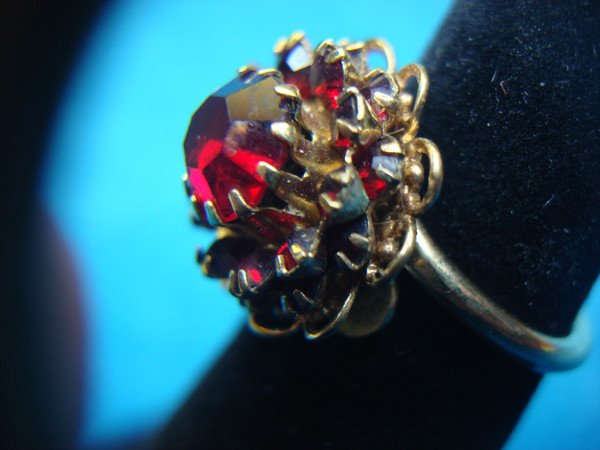 Sarah Coventry Gold Tone Multi-Red Stone Ring (Size 5) - Pre-Owned