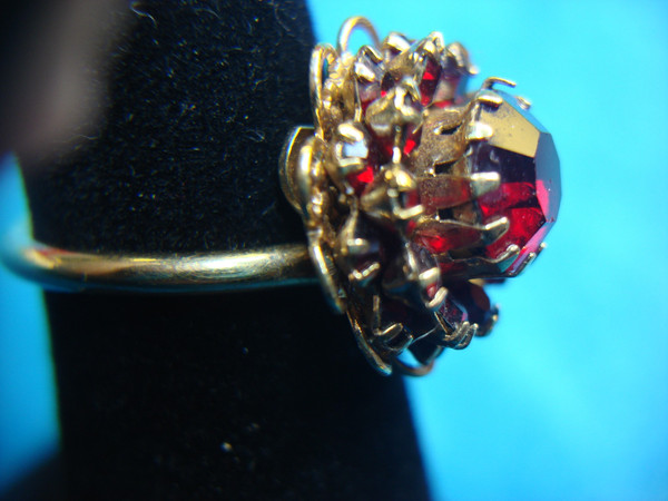 Sarah Coventry Gold Tone Multi-Red Stone Ring (Size 5) - Pre-Owned