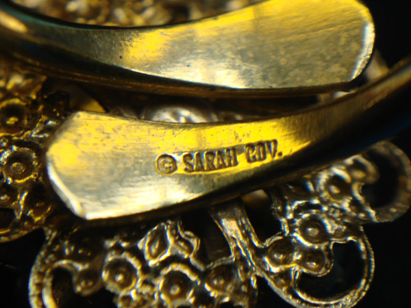 Sarah Coventry Gold Tone Multi-Red Stone Ring (Size 5) - Pre-Owned