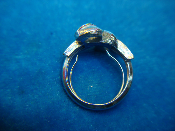 Avon Silver Tone Bow Ring - Adjustable Size 3.5-4.5, Gently Used