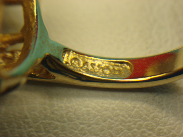 Vintage Avon Gold Tone Ring w/ Red Stone & Faux Pearls - Size 6 1/2