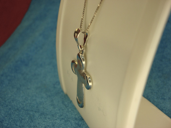 Elegant Sterling Silver Cross Pendant Necklace - Pre-Owned, Excellent Condition