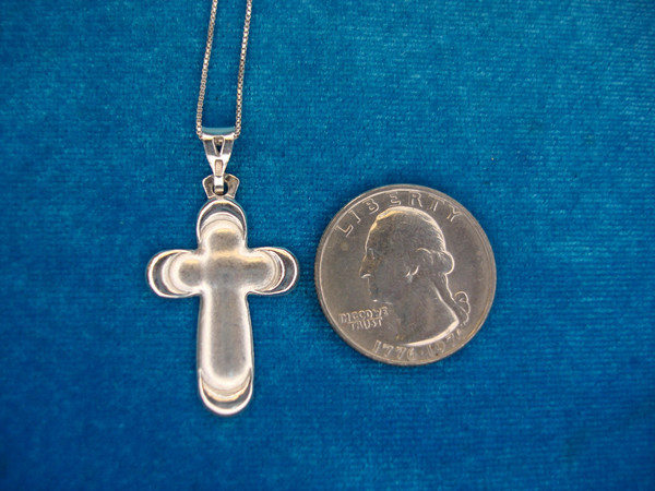 Elegant Sterling Silver Cross Pendant Necklace - Pre-Owned, Excellent Condition