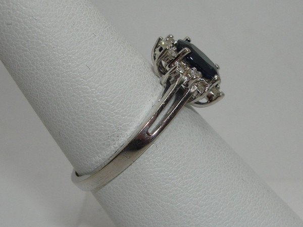 Stunning 10K White Gold Sapphire & Diamond Ring (Size 8) - 1.5+ Carat Oval Sapphire