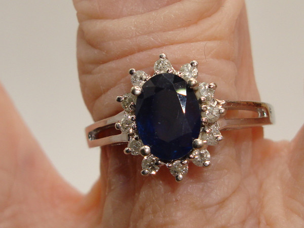 Stunning 10K White Gold Sapphire & Diamond Ring (Size 8) - 1.5+ Carat Oval Sapphire
