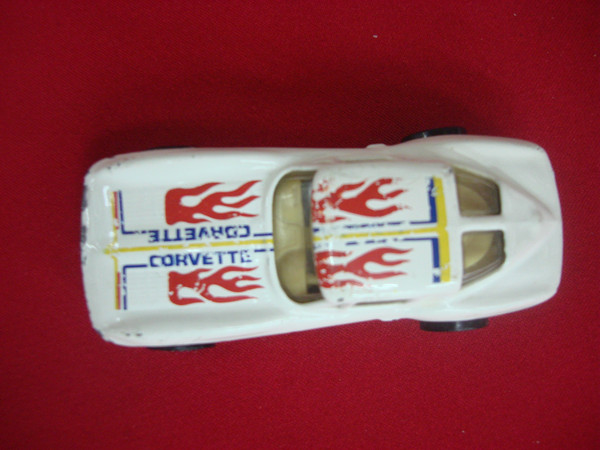 1989 Hot Wheels Black Walls '63 Corvette Stingray Split Window - White w/ Red Flames - Collectible Classic Car Model