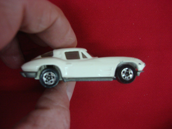 1989 Hot Wheels Black Walls '63 Corvette Stingray Split Window - White w/ Red Flames - Collectible Classic Car Model