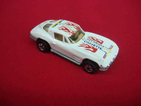 1989 Hot Wheels Black Walls '63 Corvette Stingray Split Window - White w/ Red Flames - Collectible Classic Car Model