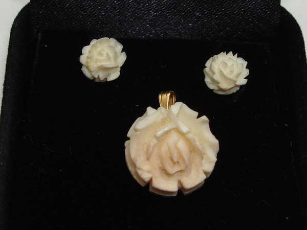 Vintage 14K Gold Carved Rose Earrings & Pendant Set - Wells Marked