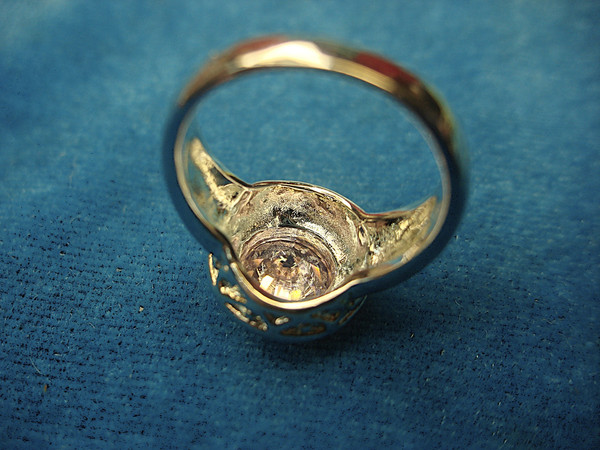 Pre-Owned Sterling Silver Pink Stone Ring (Size 9) - Elegant & Barely Worn