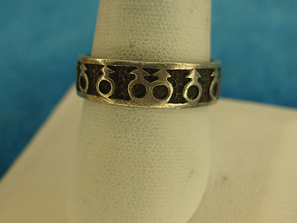 Vintage Sterling Silver Band Ring w/ Circles & Arrows, Black Enamel - Size 9.5