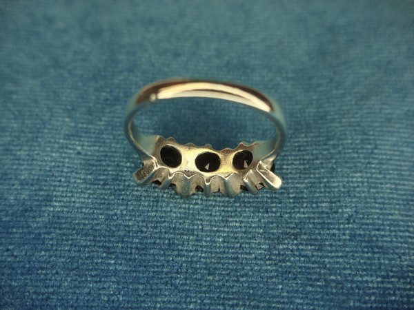 Vintage Sterling Silver Ring with 3 Red Stones - Size 7.5