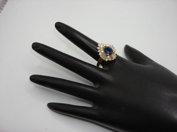Stunning 18K Gold Sapphire & Diamond Ring - Size 9