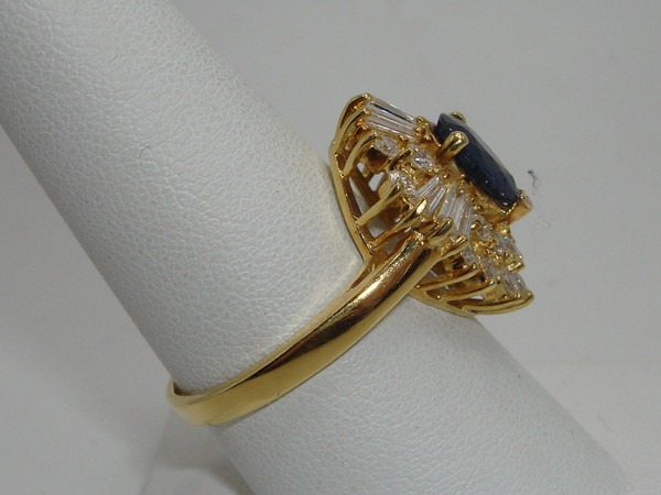 Stunning 18K Gold Sapphire & Diamond Ring - Size 9
