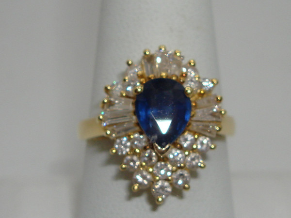 Stunning 18K Gold Sapphire & Diamond Ring - Size 9