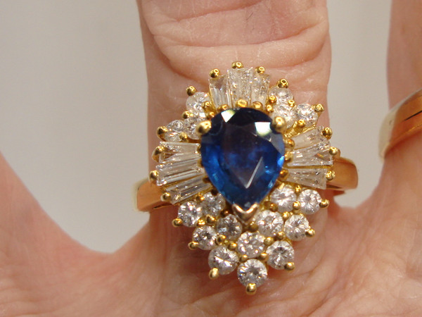 Stunning 18K Gold Sapphire & Diamond Ring - Size 9