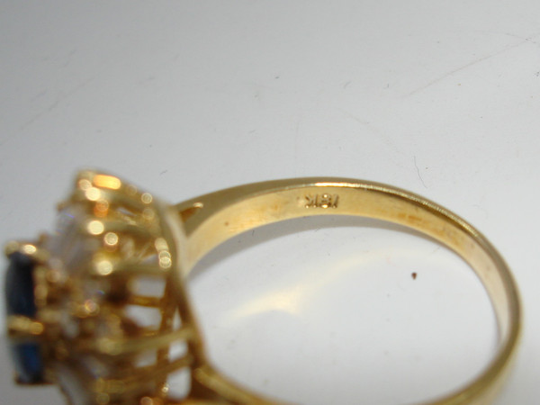 Stunning 18K Gold Sapphire & Diamond Ring - Size 9