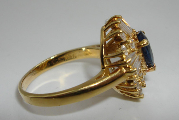 Stunning 18K Gold Sapphire & Diamond Ring - Size 9