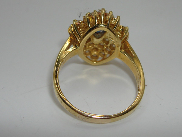 Stunning 18K Gold Sapphire & Diamond Ring - Size 9