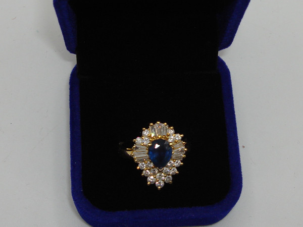 Stunning 18K Gold Sapphire & Diamond Ring - Size 9