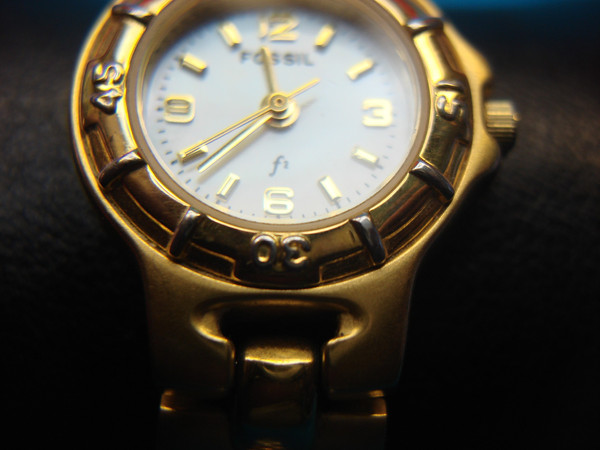 Fossil ES-9193 Ladies Quartz Gold Tone Watch - Stylish Design, New Battery