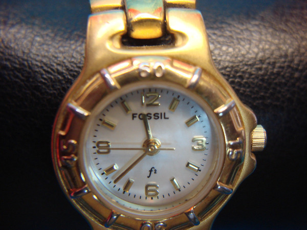 Fossil ES-9193 Ladies Quartz Gold Tone Watch - Stylish Design, New Battery