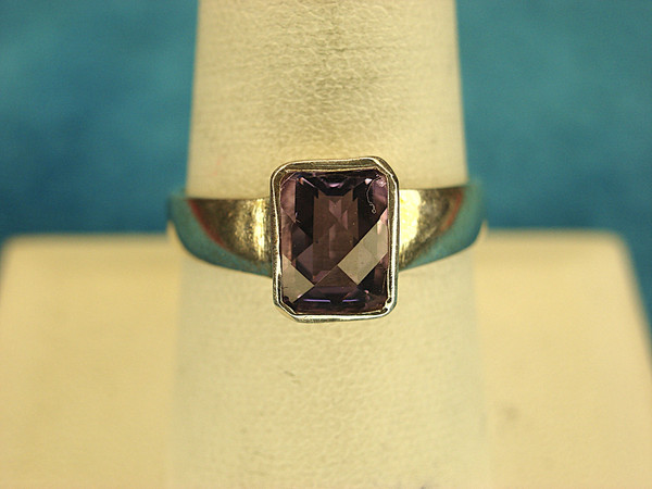 Pre-Owned Sterling Silver Amethyst Ring (Size 9) - Elegant & Timeless