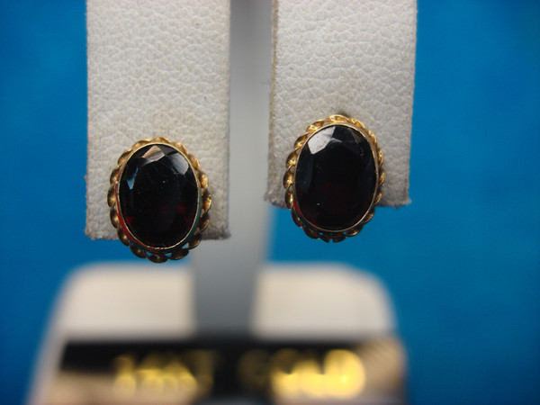 Stunning 14K Yellow Gold Garnet Stud Earrings (1.50 CTW)